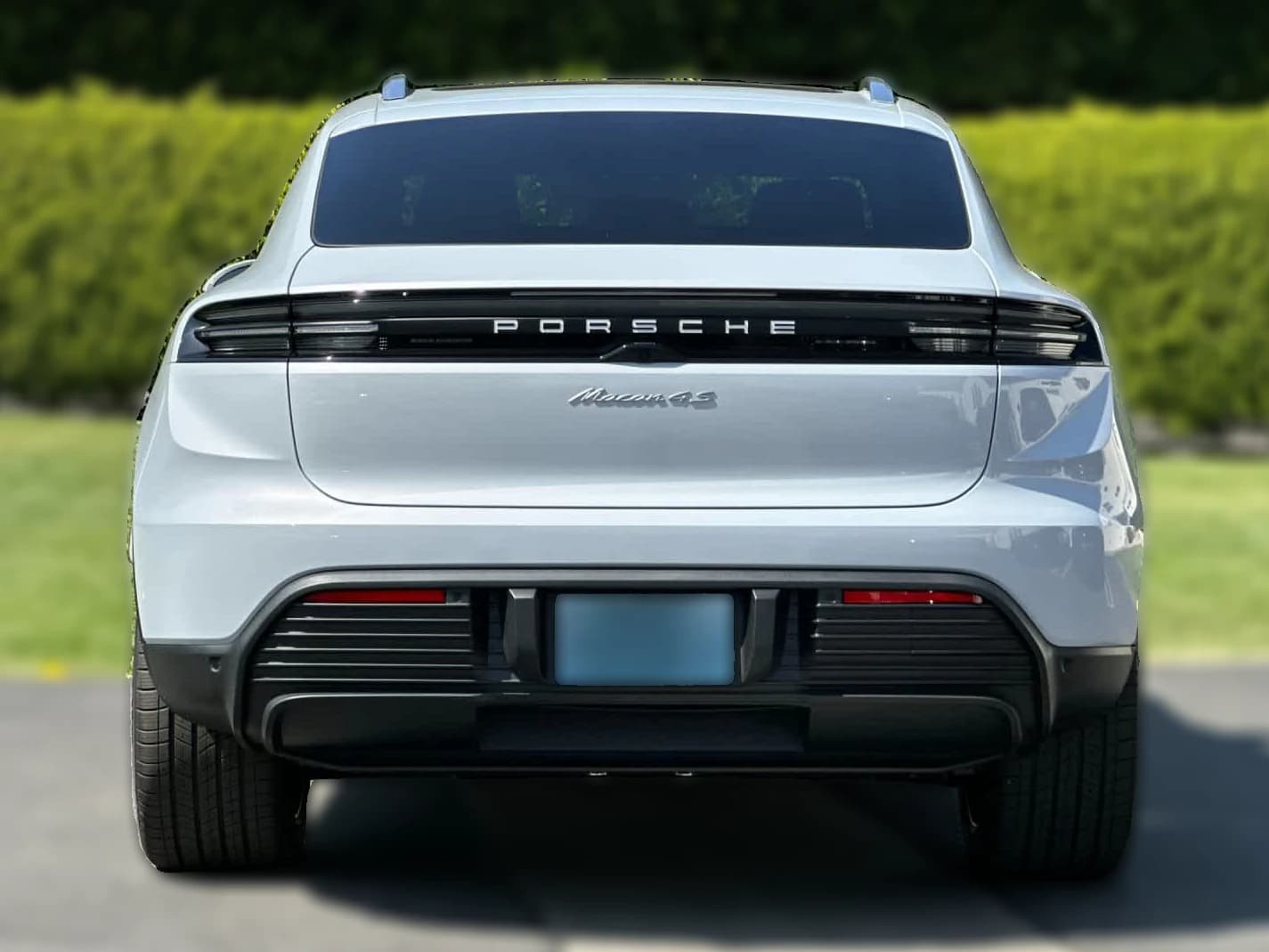 Porsche Macan Electric 4S AWD 2026 — side view