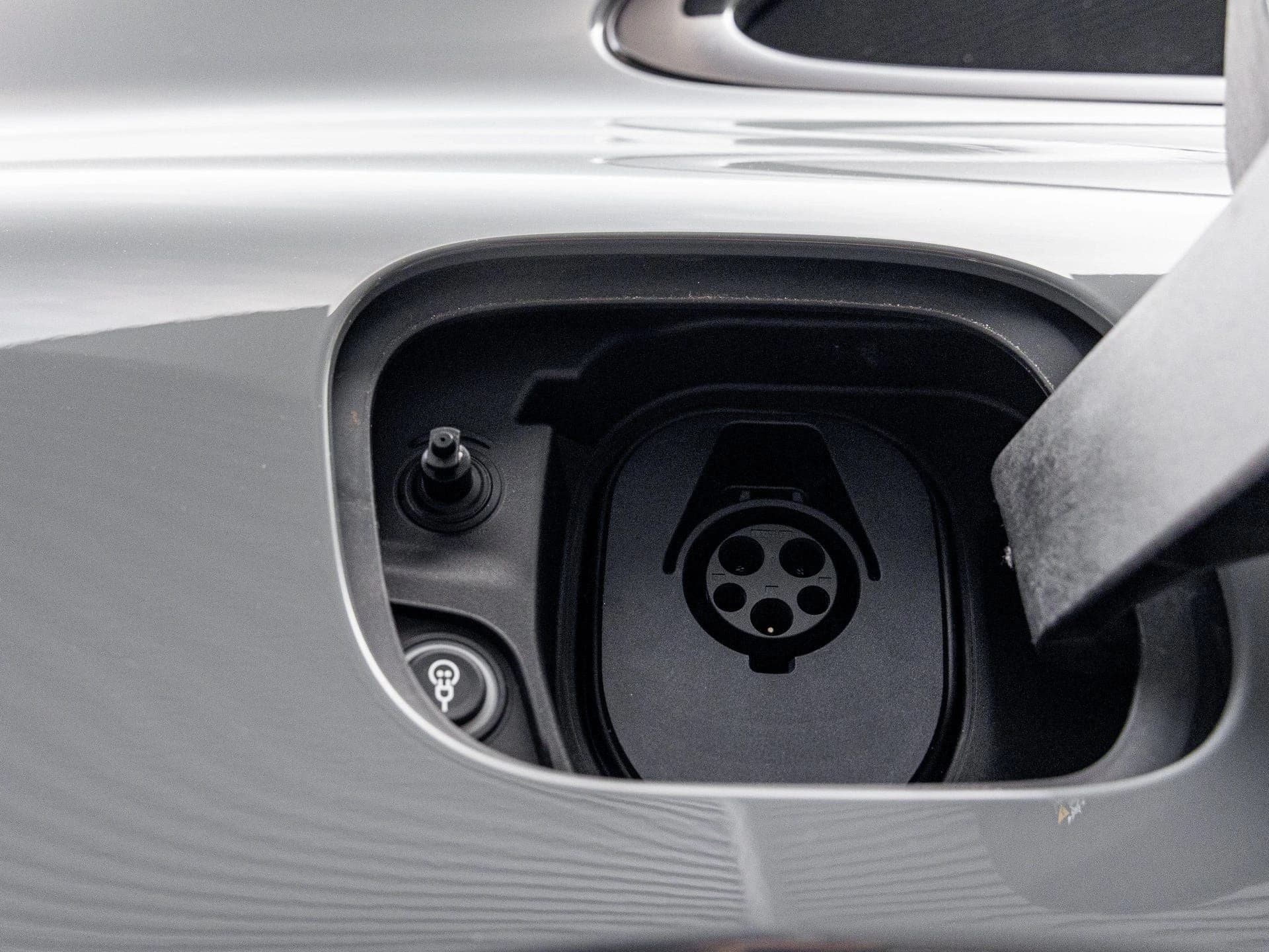 Porsche Macan Electric 4S AWD 2026 — side view