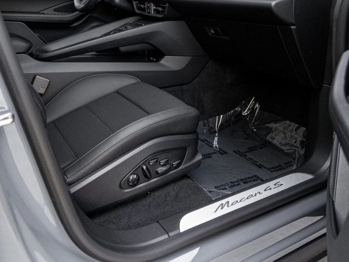 Porsche Macan Electric 4S AWD 2026 — side view