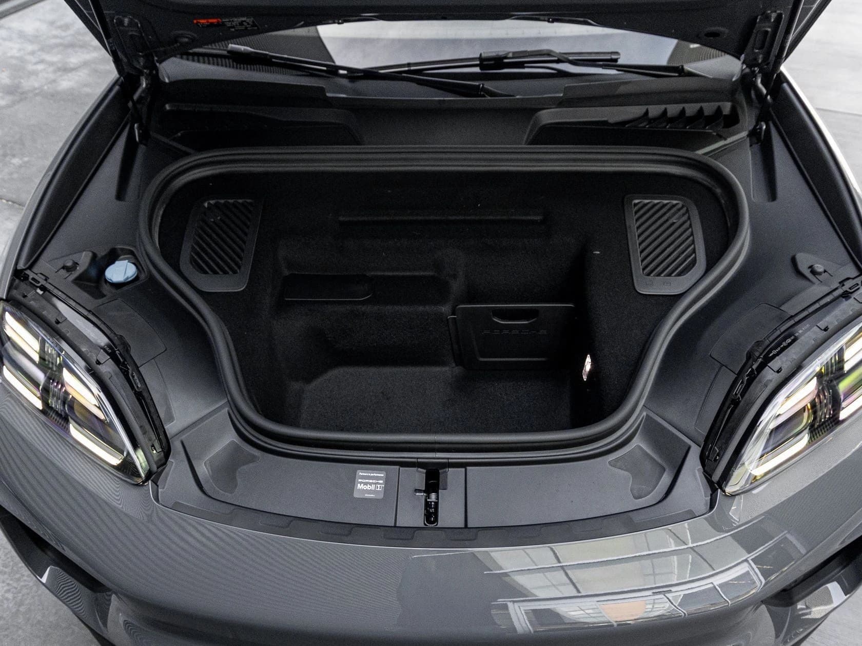Porsche Macan Electric 4S AWD 2026 — side view