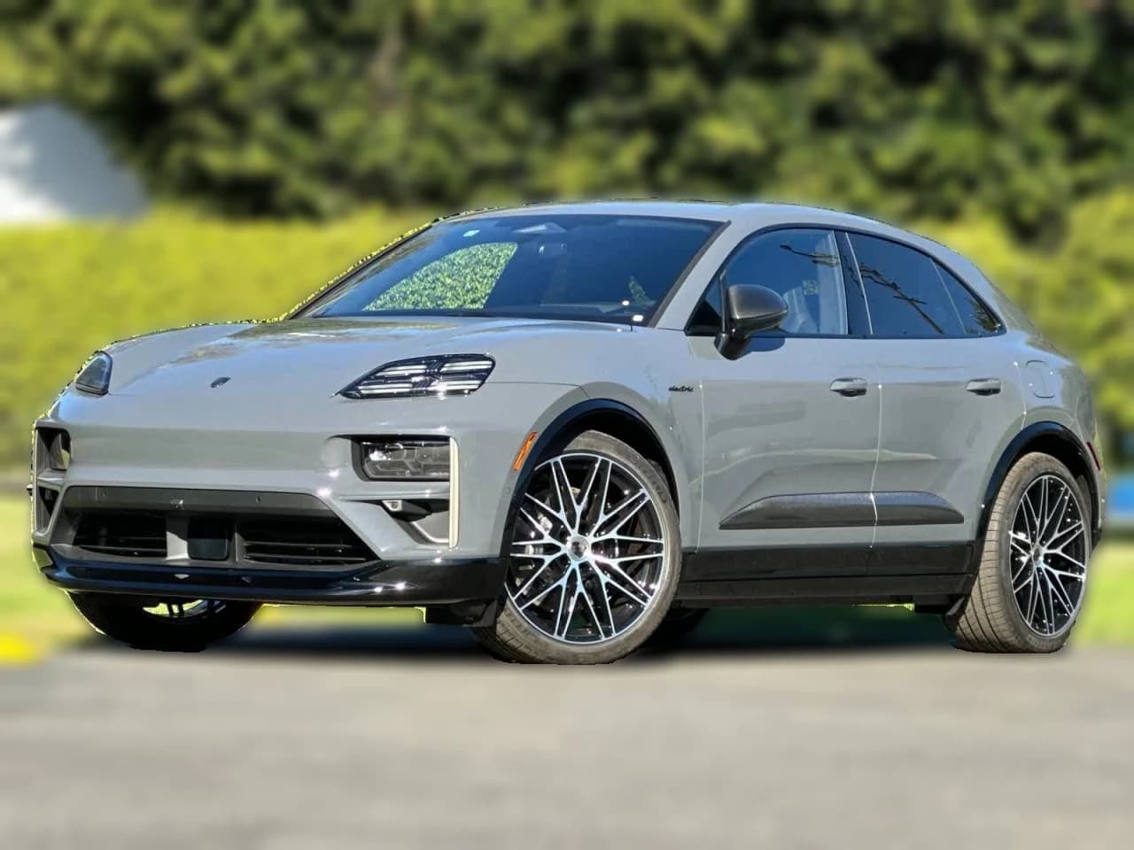 Porsche Macan Electric Turbo AWD 2025 — side view