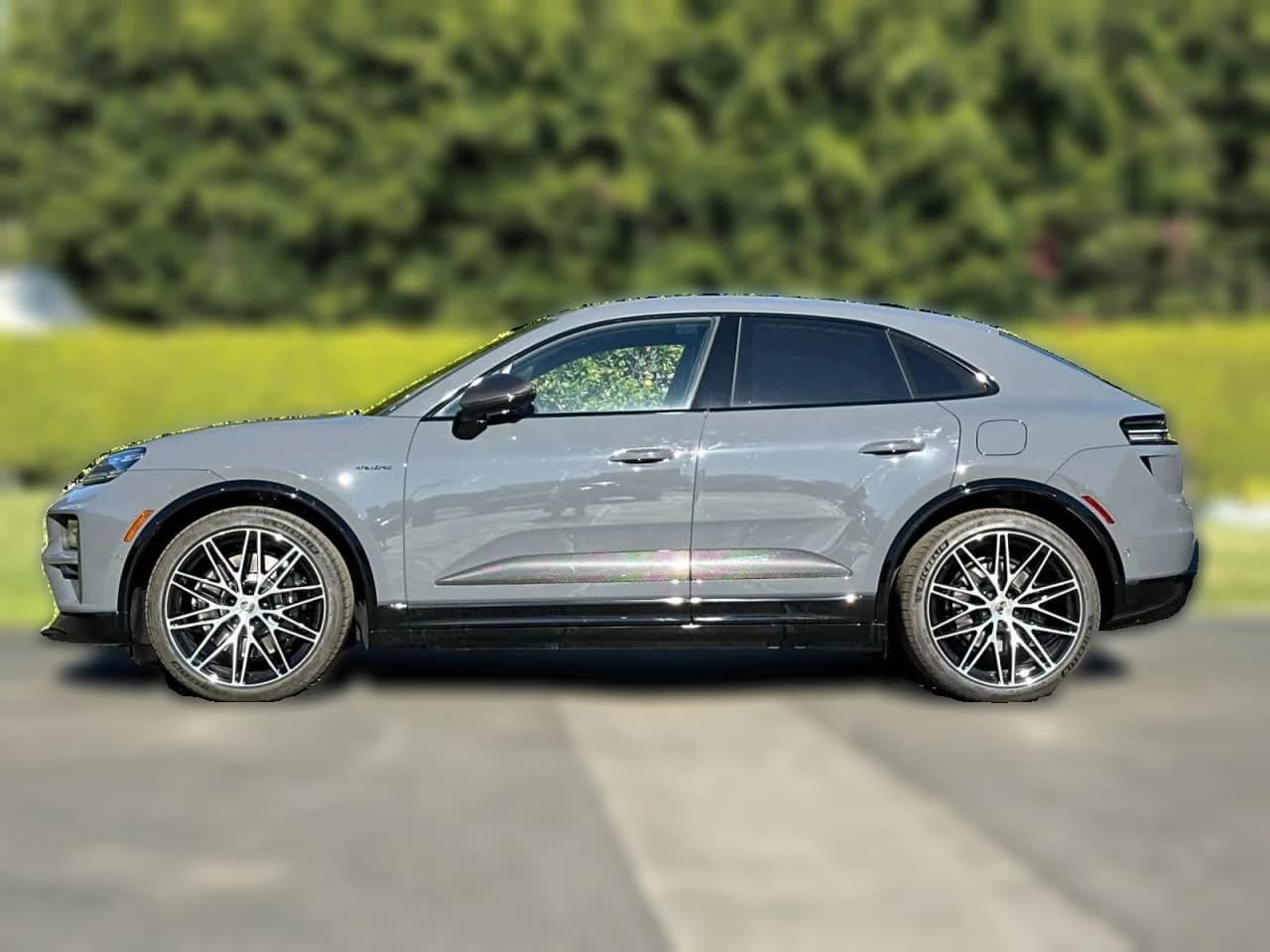 Porsche Macan Electric Turbo AWD 2025 — side view
