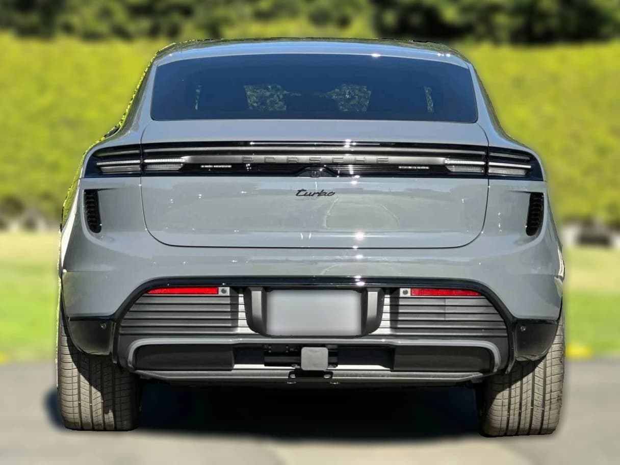 Porsche Macan Electric Turbo AWD 2025 — side view