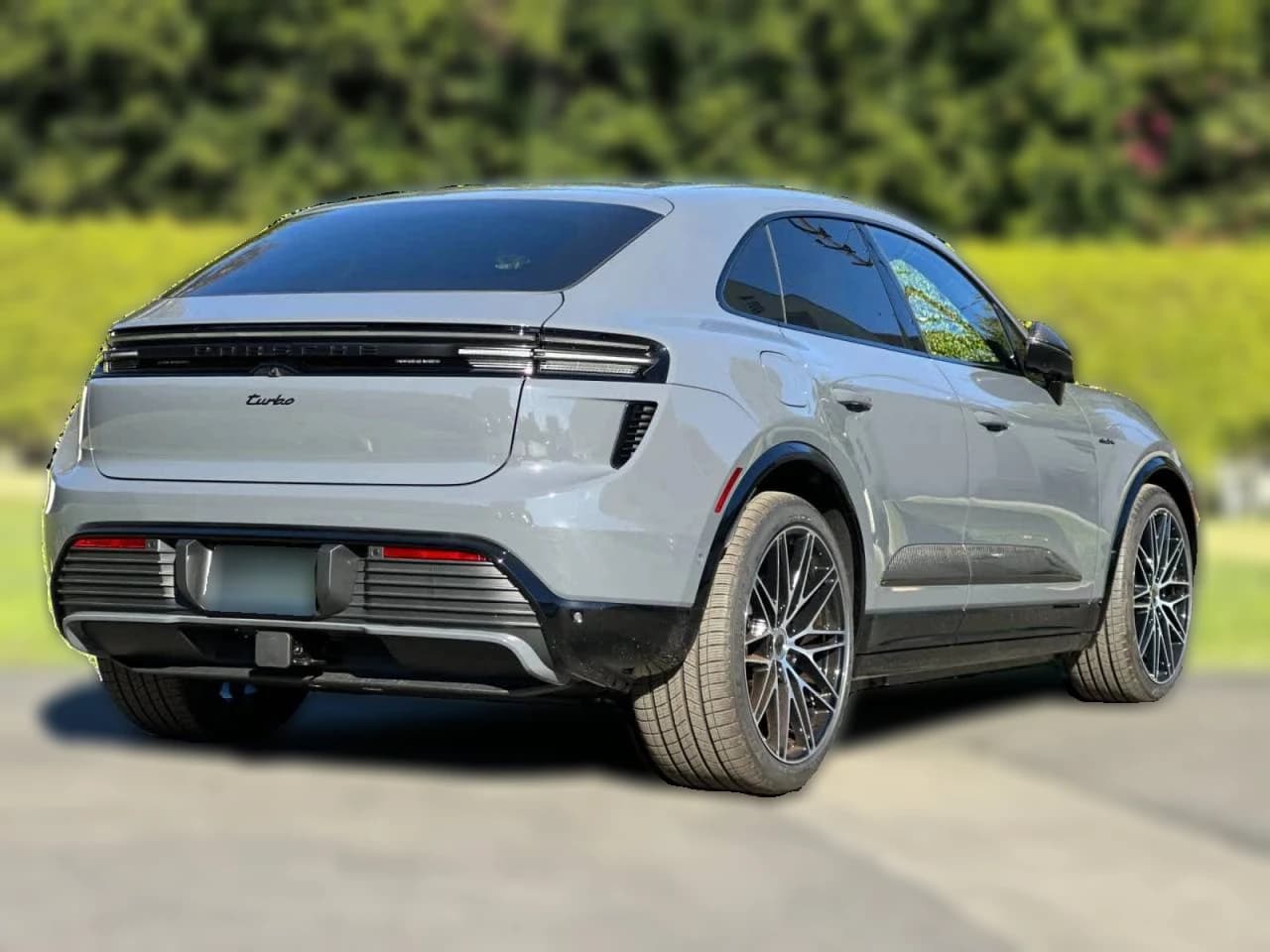 Porsche Macan Electric Turbo AWD 2025 — side view