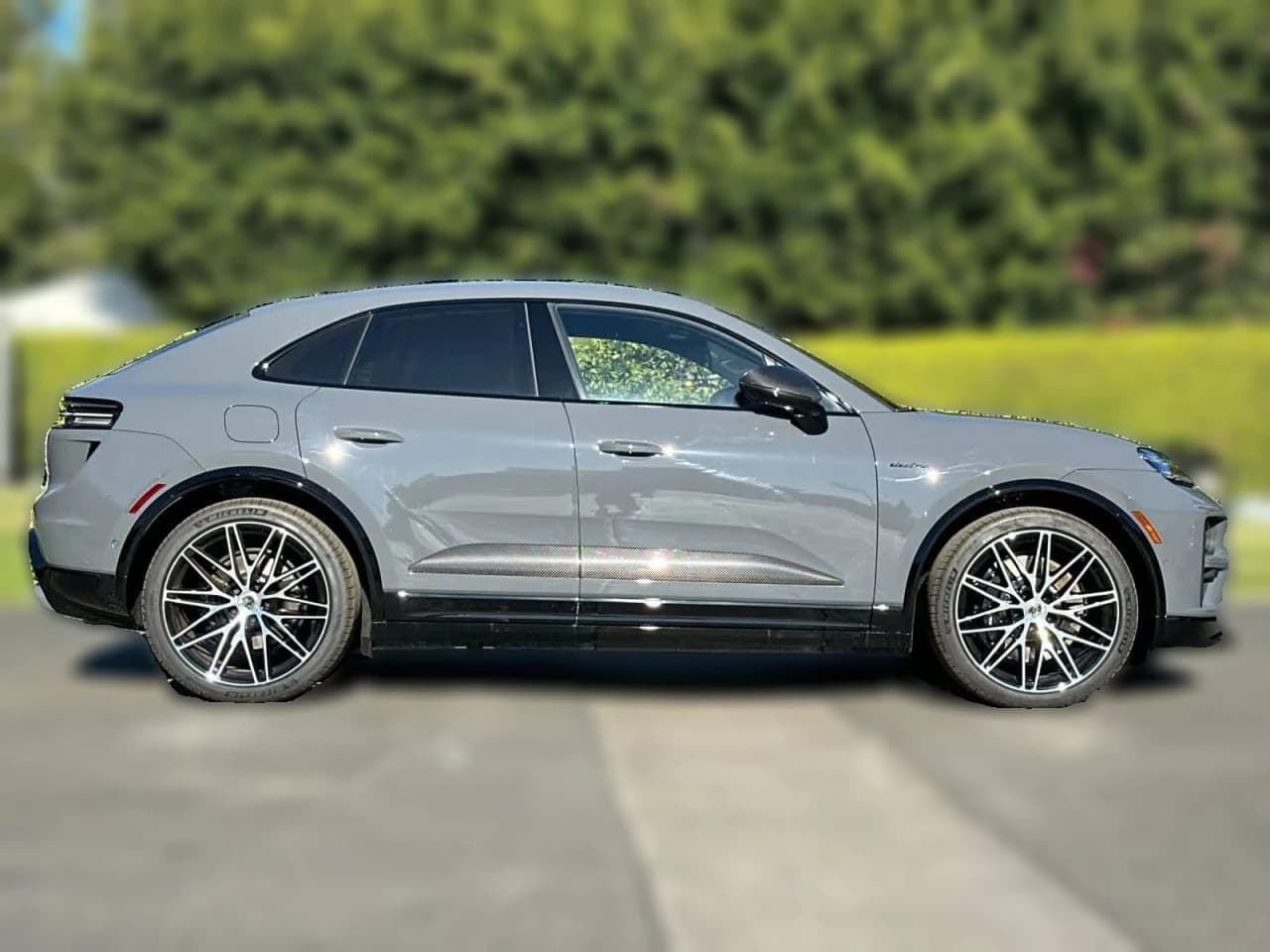 Porsche Macan Electric Turbo AWD 2025 — side view