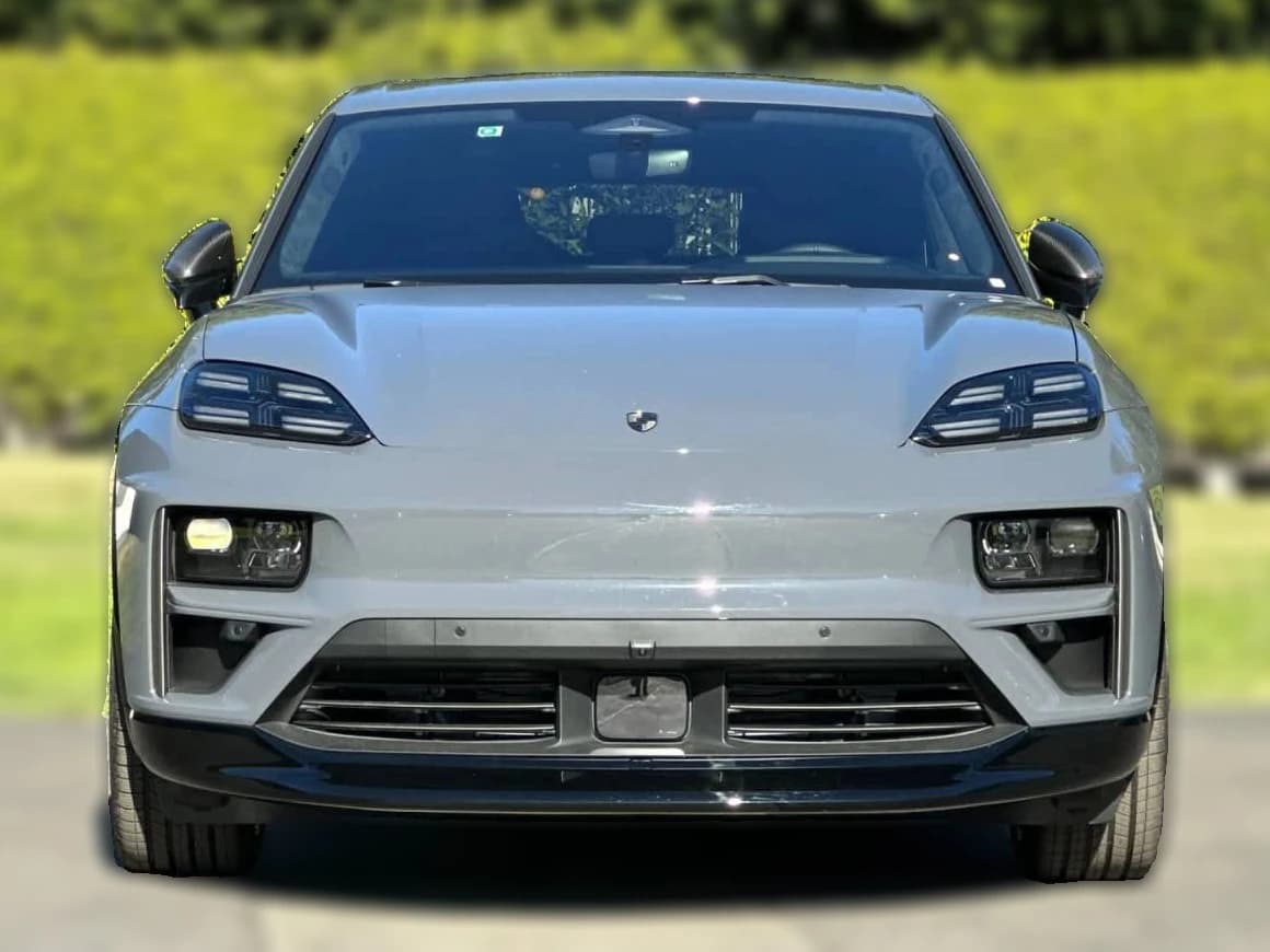 Porsche Macan Electric Turbo AWD 2025 — side view