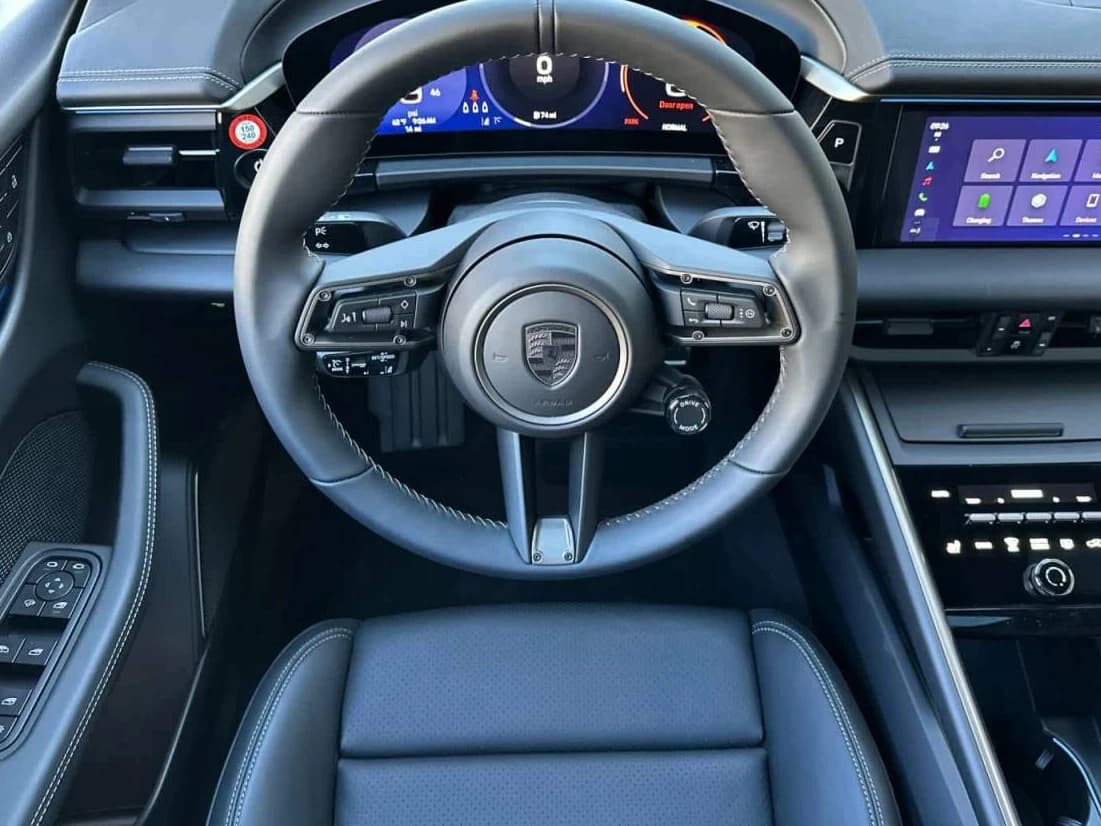 Porsche Macan Electric Turbo AWD 2025 — side view