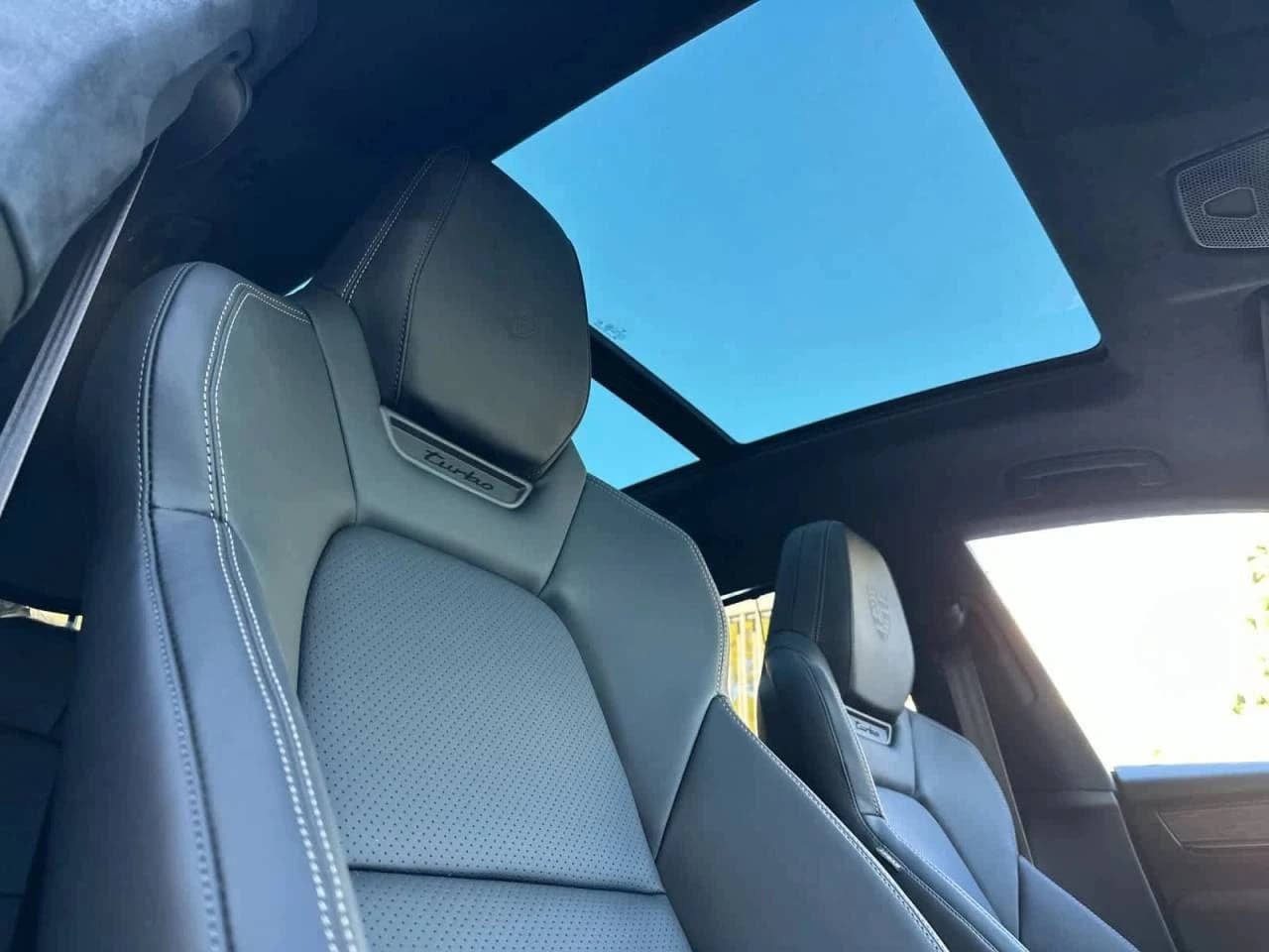 Porsche Macan Electric Turbo AWD 2025 — side view