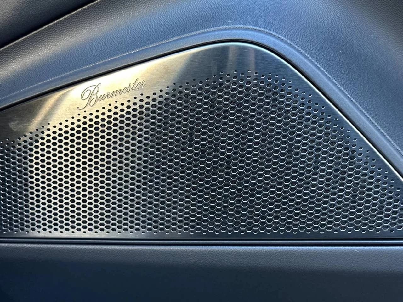 Porsche Macan Electric Turbo AWD 2025 — side view
