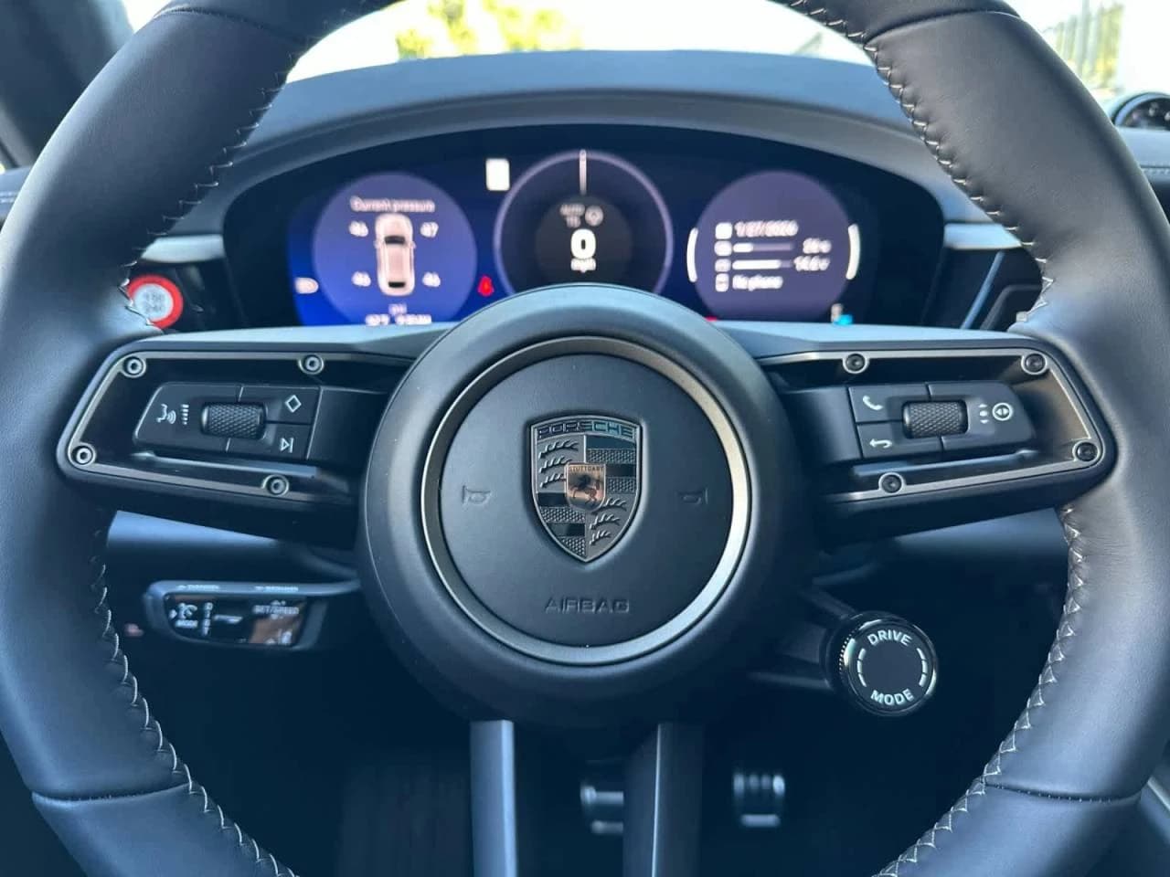 Porsche Macan Electric Turbo AWD 2025 — side view