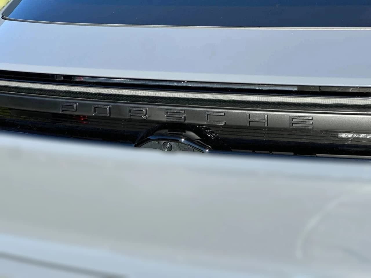 Porsche Macan Electric Turbo AWD 2025 — side view
