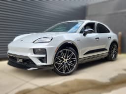 Porsche Macan Electric Turbo AWD 2026 — side view
