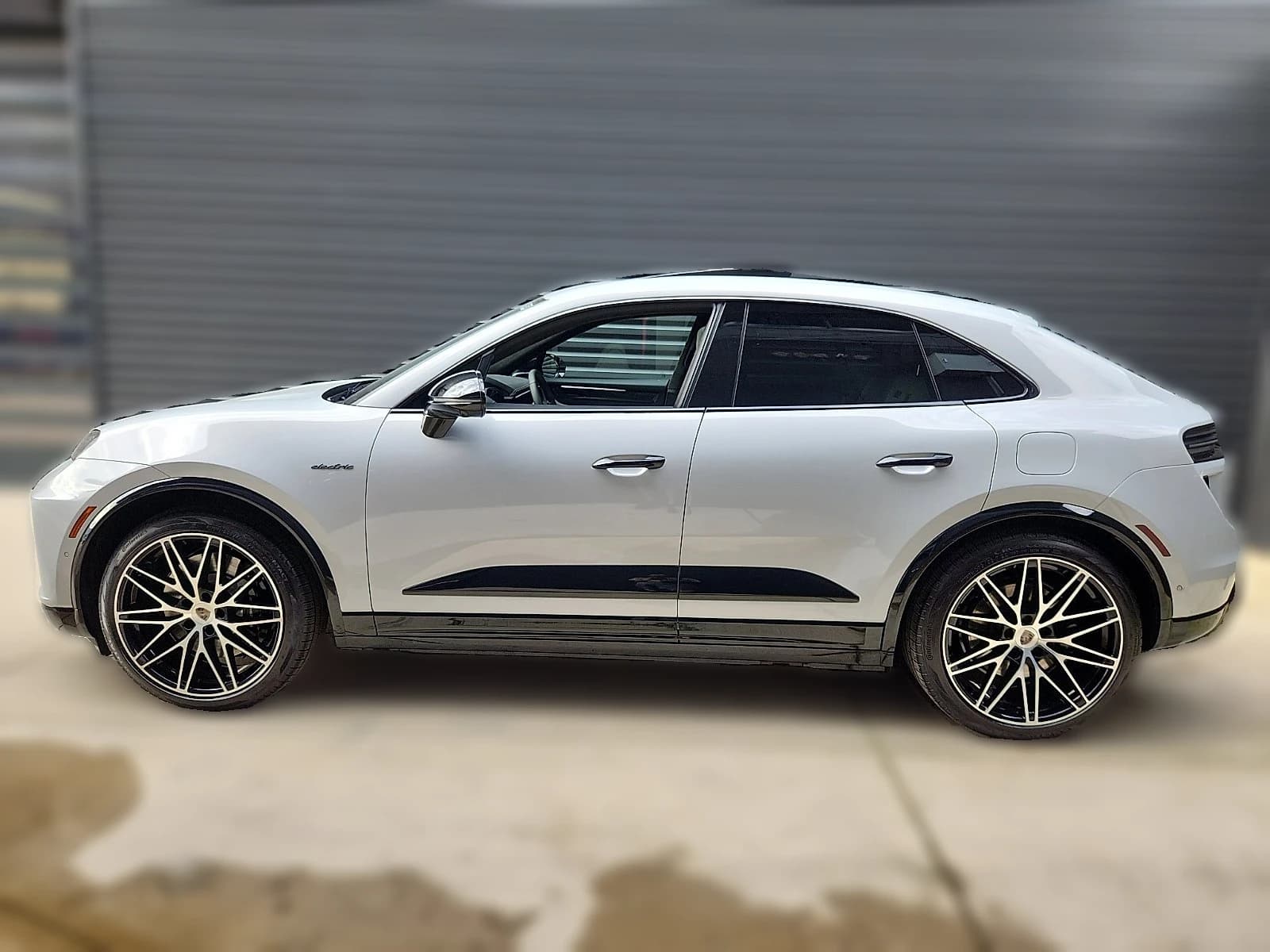 Porsche Macan Electric Turbo AWD 2026 — side view