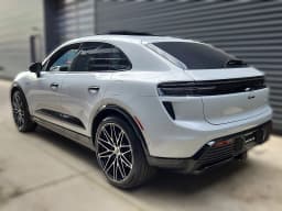 Porsche Macan Electric Turbo AWD 2026 — side view