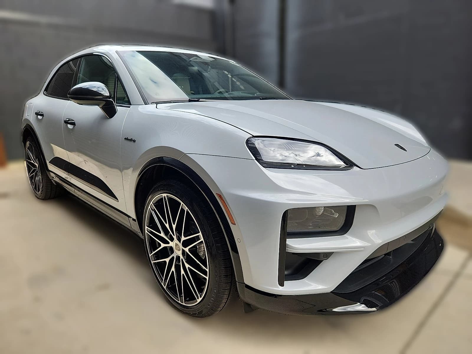 Porsche Macan Electric Turbo AWD 2026 — side view