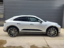 Porsche Macan Electric Turbo AWD 2026 — side view