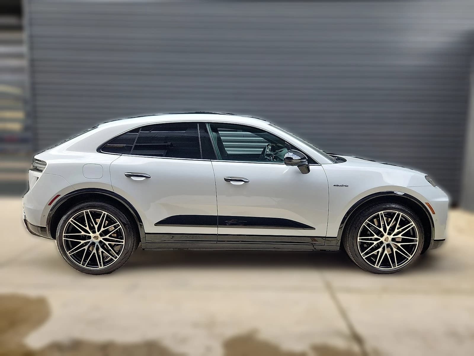 Porsche Macan Electric Turbo AWD 2026 — side view