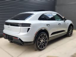 Porsche Macan Electric Turbo AWD 2026 — side view
