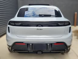 Porsche Macan Electric Turbo AWD 2026 — side view