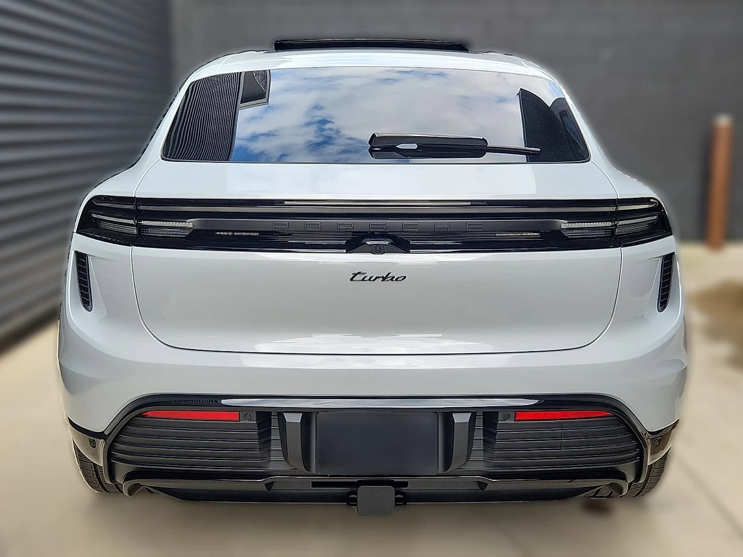 Porsche Macan Electric Turbo AWD 2026 — side view