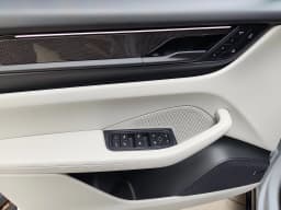 Porsche Macan Electric Turbo AWD 2026 — side view