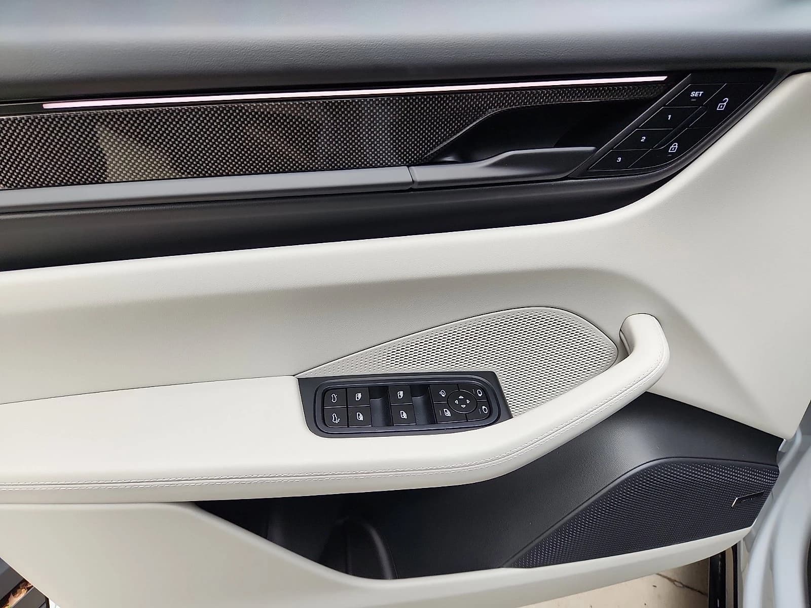 Porsche Macan Electric Turbo AWD 2026 — side view