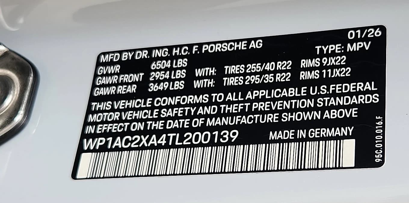 Porsche Macan Electric Turbo AWD 2026 — side view