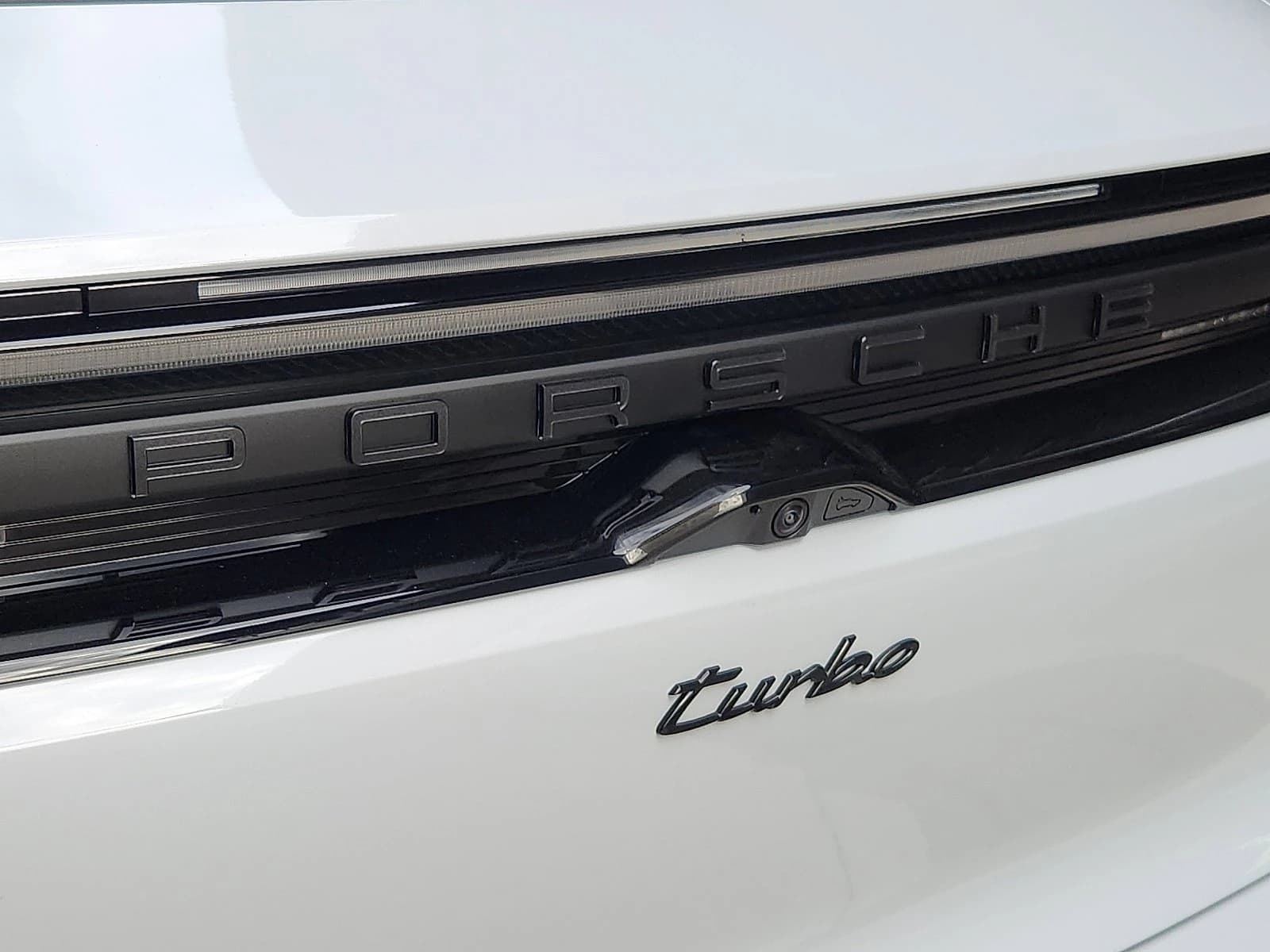 Porsche Macan Electric Turbo AWD 2026 — side view
