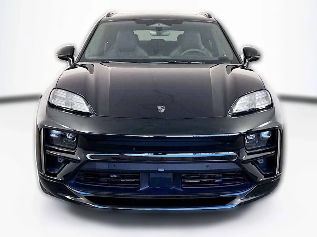 Porsche Macan Electric Turbo AWD 2025 — side view