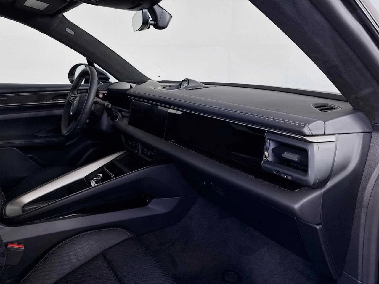 Porsche Macan Electric Turbo AWD 2025 — side view