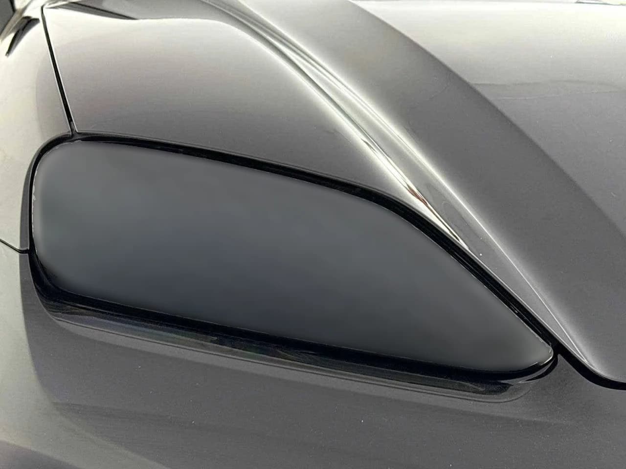 Porsche Macan Electric Turbo AWD 2025 — side view
