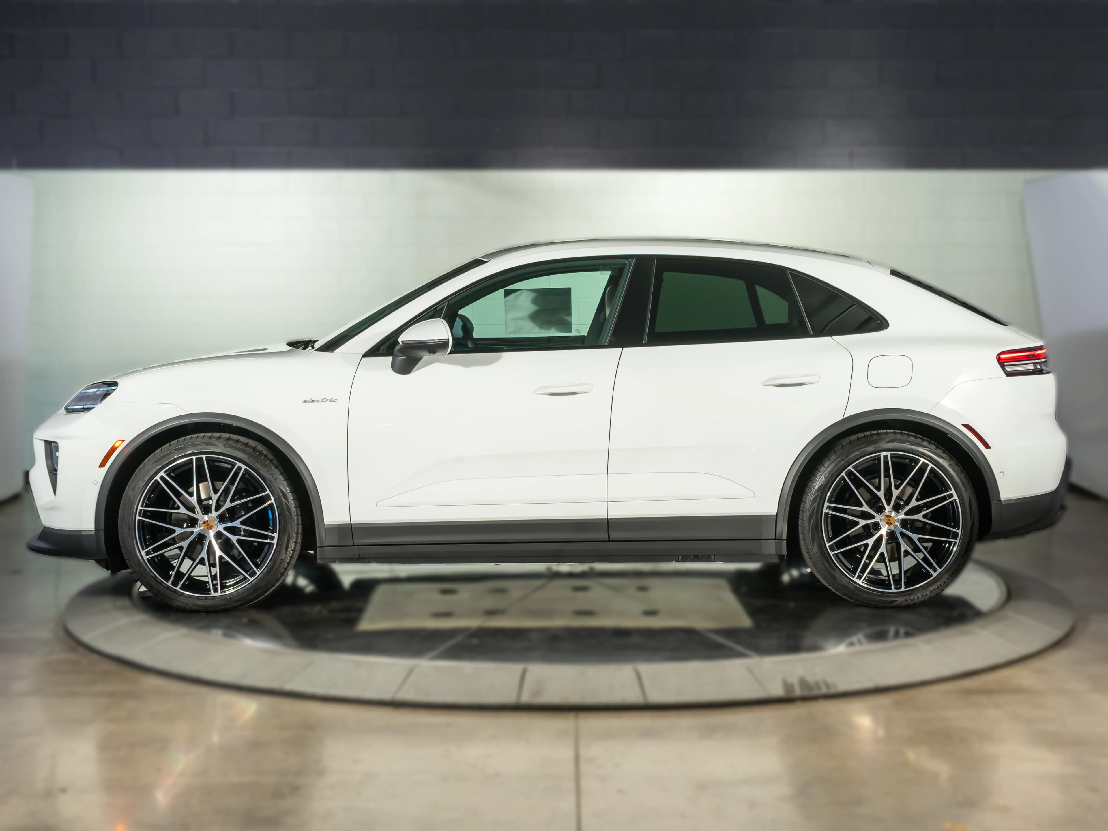 Porsche Macan Electric RWD 2026 — side view