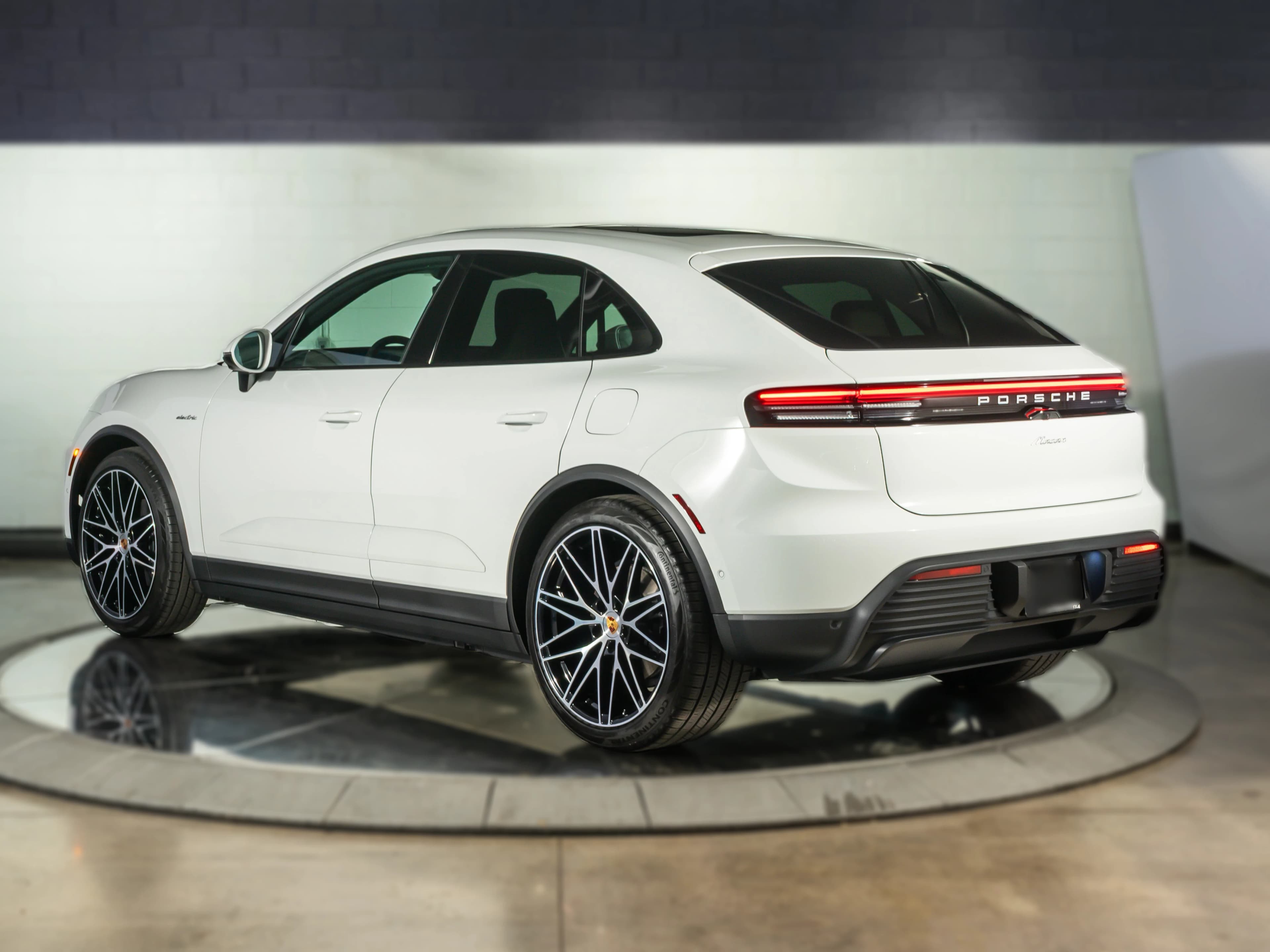 Porsche Macan Electric RWD 2026 — side view
