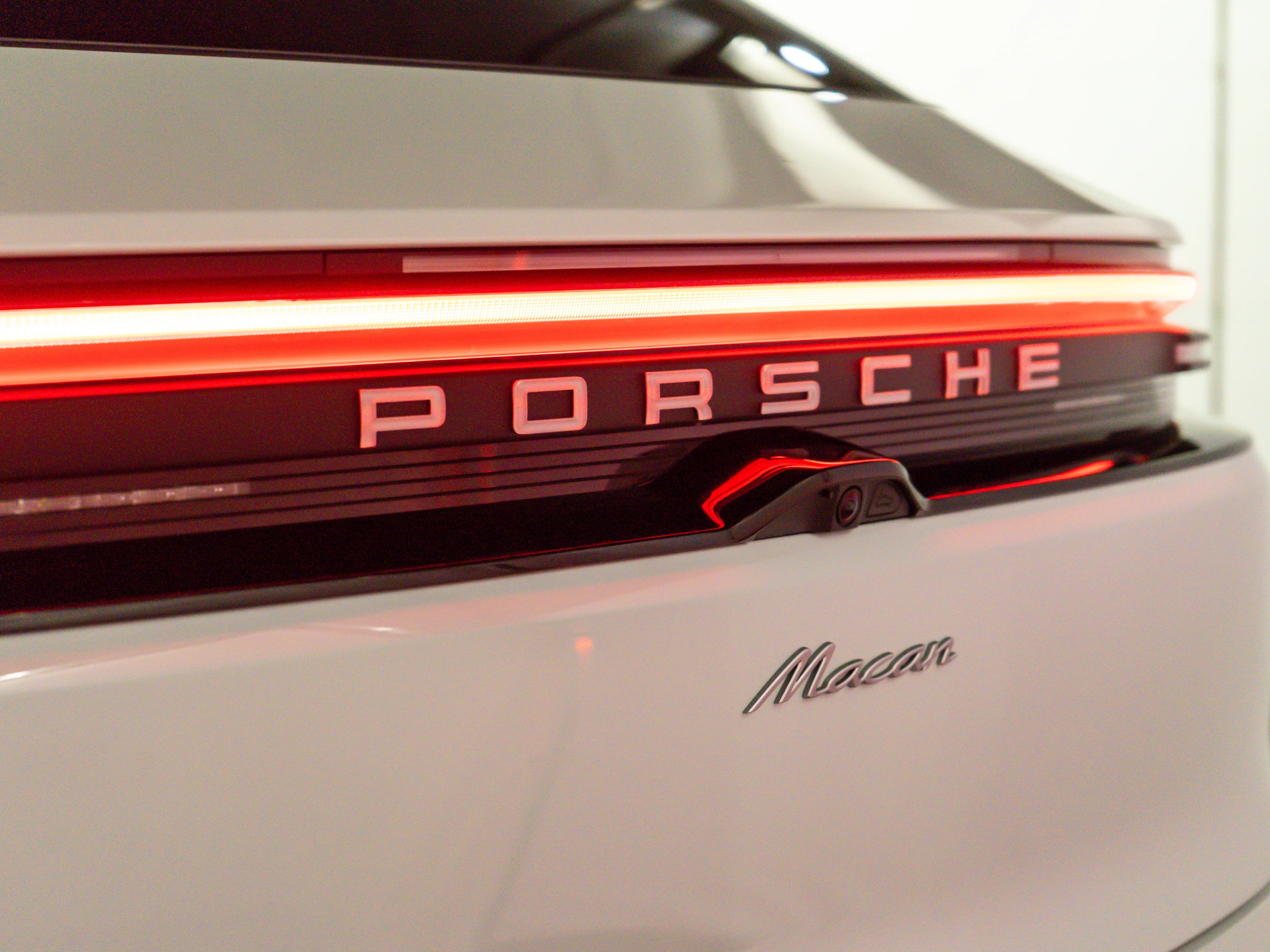 Porsche Macan Electric RWD 2026 — side view