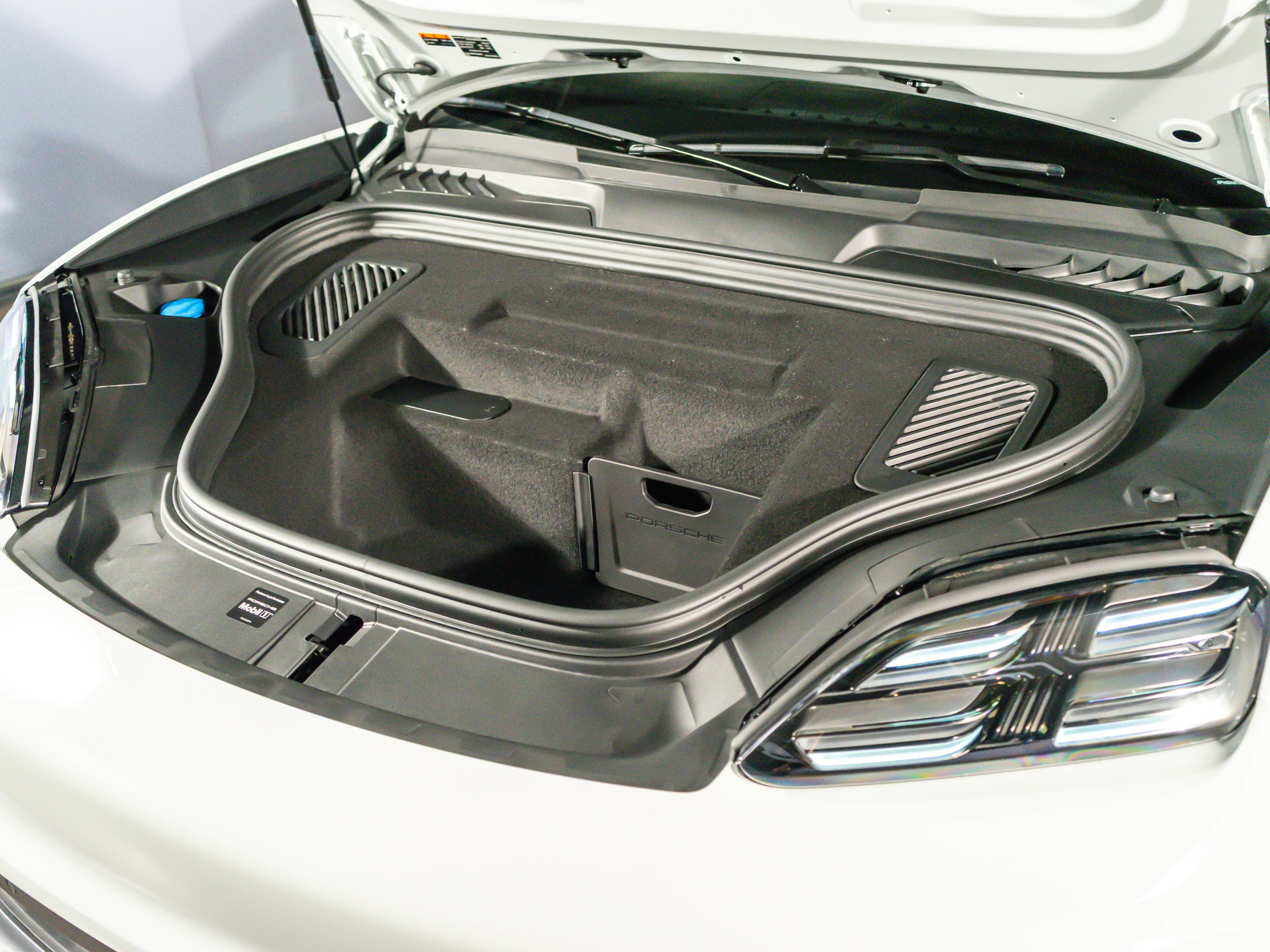 Porsche Macan Electric RWD 2026 — side view