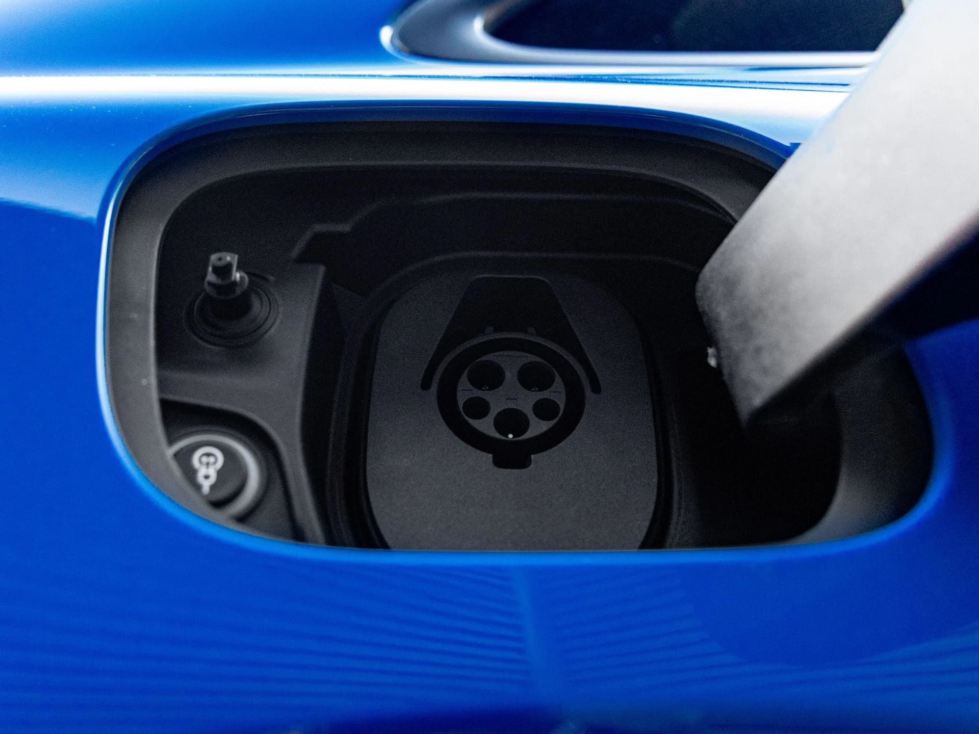 Porsche Macan Electric RWD 2026 — side view
