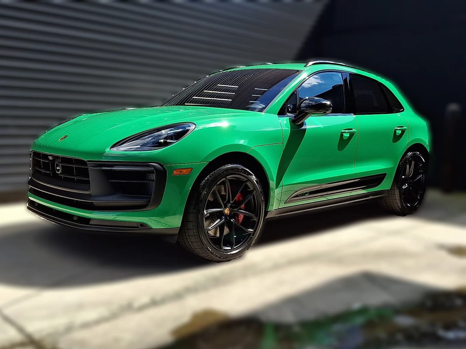 Porsche Macan GTS AWD 2026 — side view