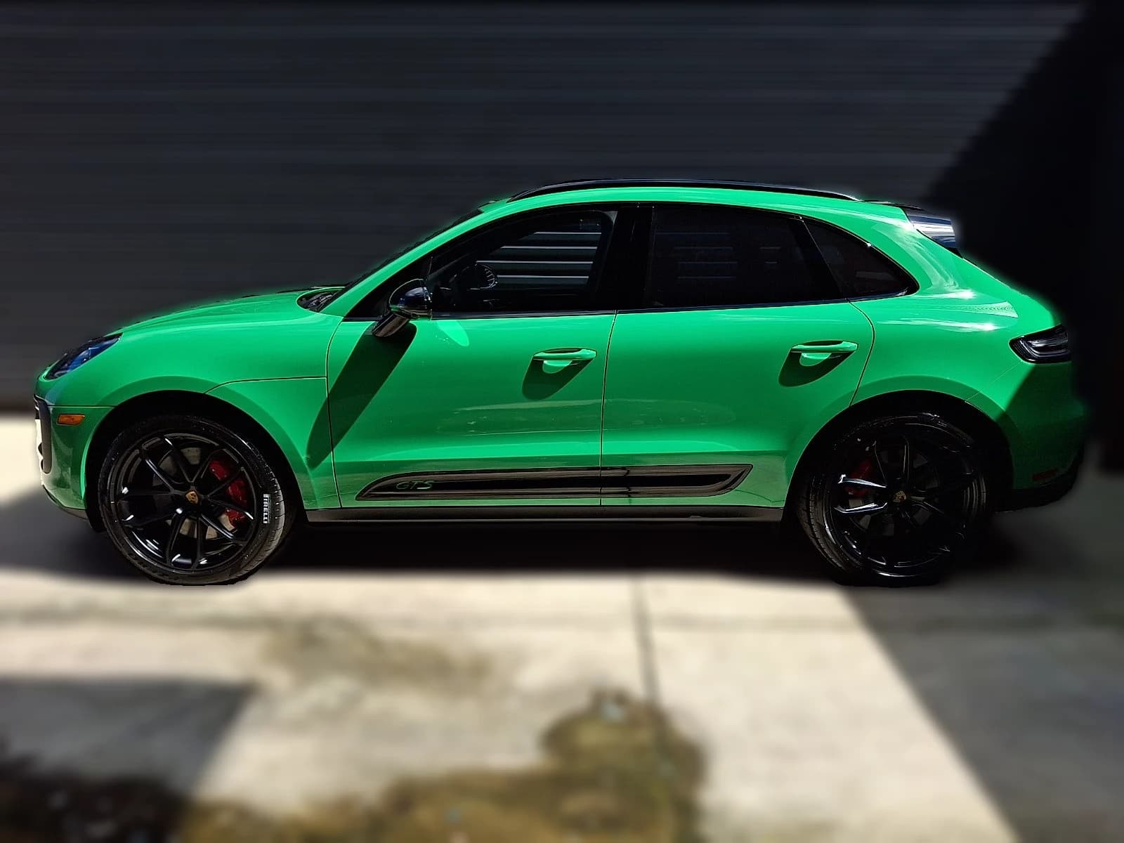 Porsche Macan GTS AWD 2026 — side view