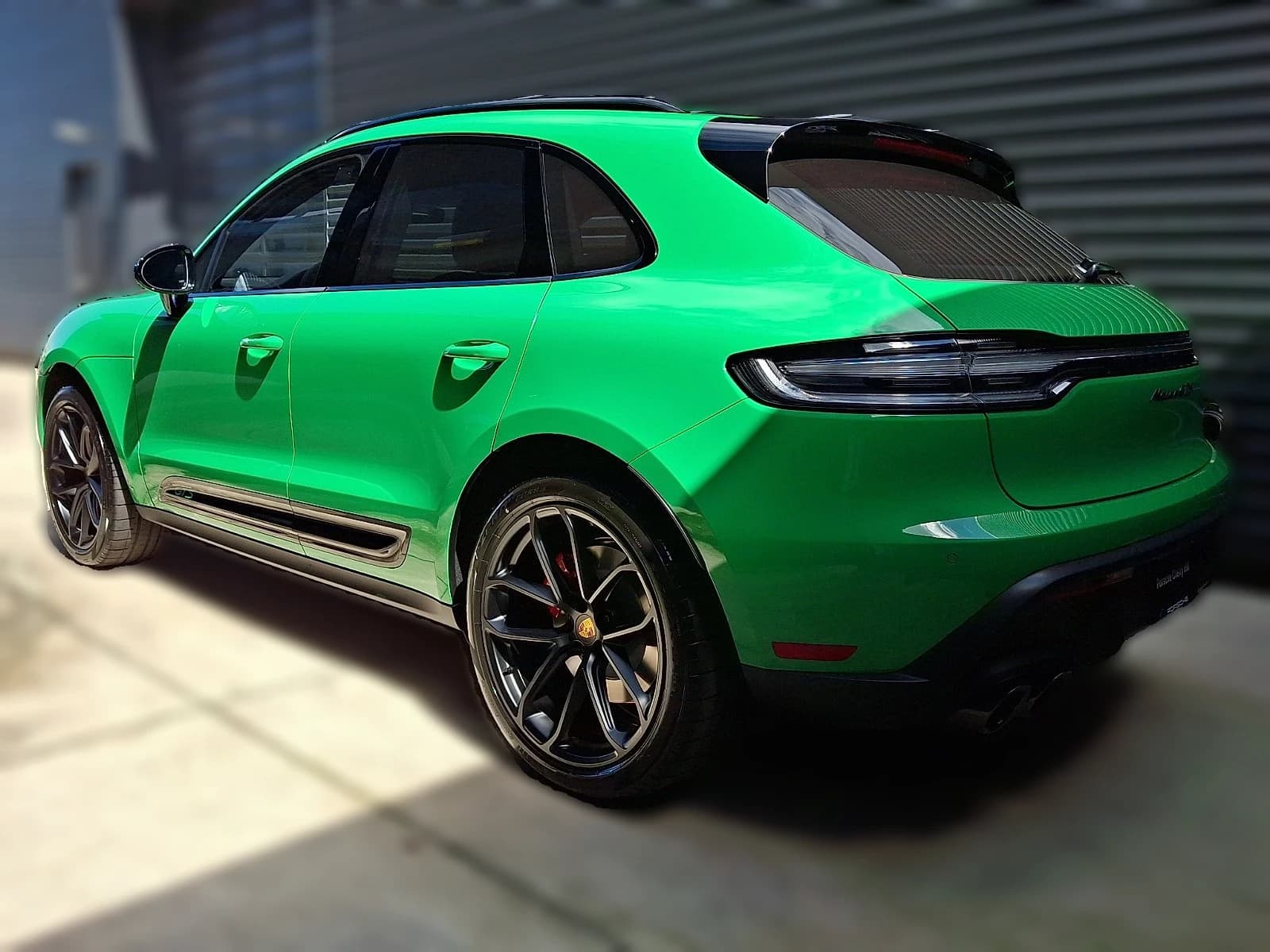 Porsche Macan GTS AWD 2026 — side view