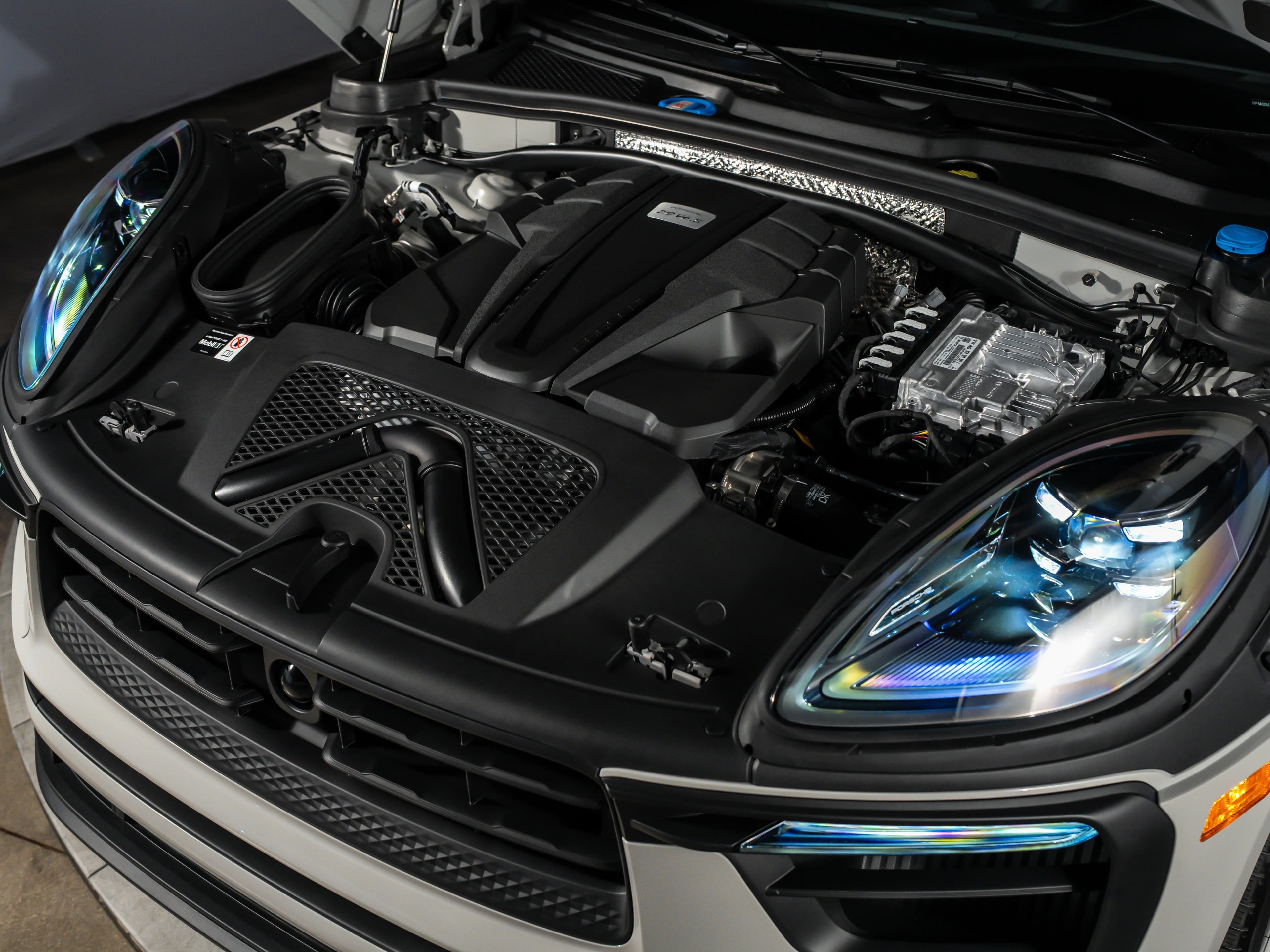 Porsche Macan S AWD 2026 — side view