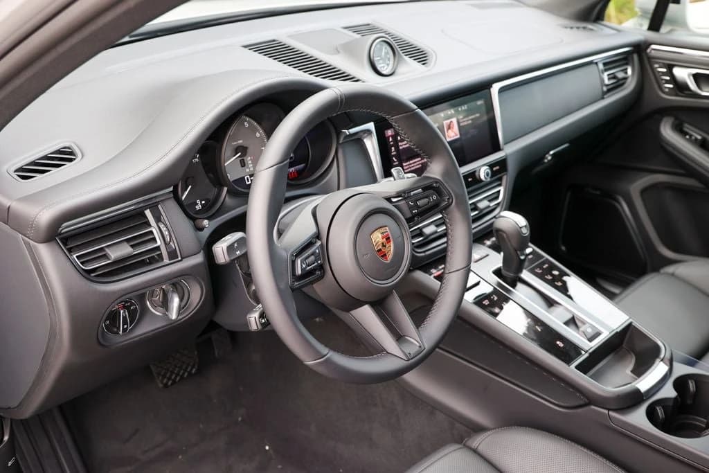 Porsche Macan S AWD 2026 — side view