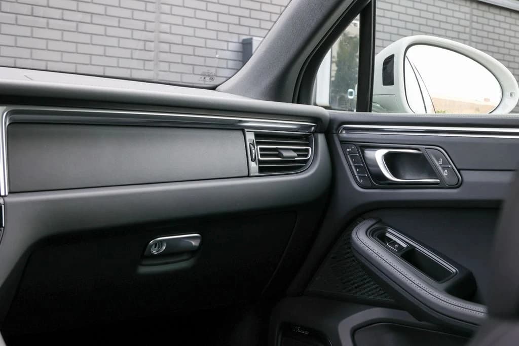 Porsche Macan S AWD 2026 — side view