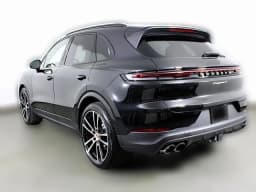 Porsche Cayenne S AWD 2025 — side view