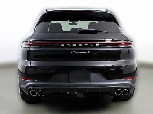 Porsche Cayenne S AWD 2025 — side view