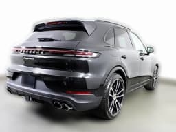 Porsche Cayenne S AWD 2025 — side view