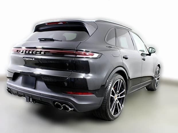 Porsche Cayenne S AWD 2025 — side view