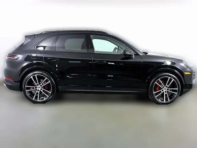 Porsche Cayenne S AWD 2025 — side view