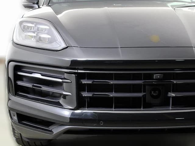 Porsche Cayenne S AWD 2025 — side view