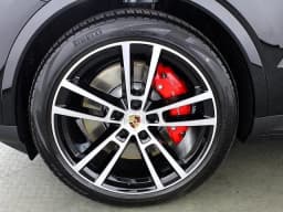 Porsche Cayenne S AWD 2025 — side view