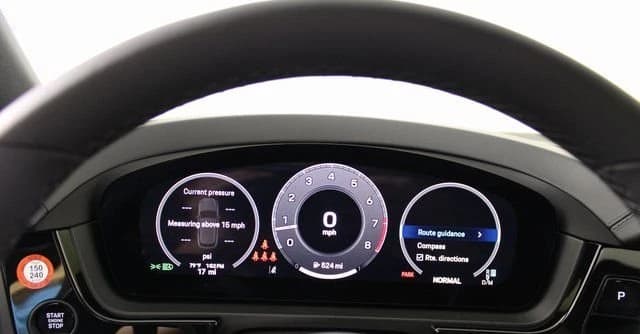 Porsche Cayenne S AWD 2025 — side view